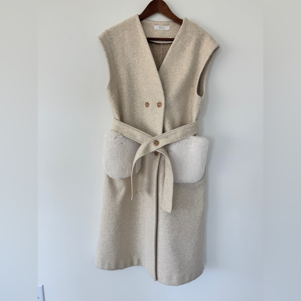 Sleeveless Cream Belted Wool Dress with Faux Fur Pockets
